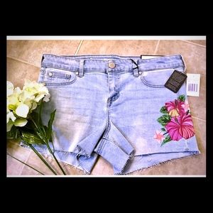 CP Jeans Floral Accented Short Shorts size 9! 🌺